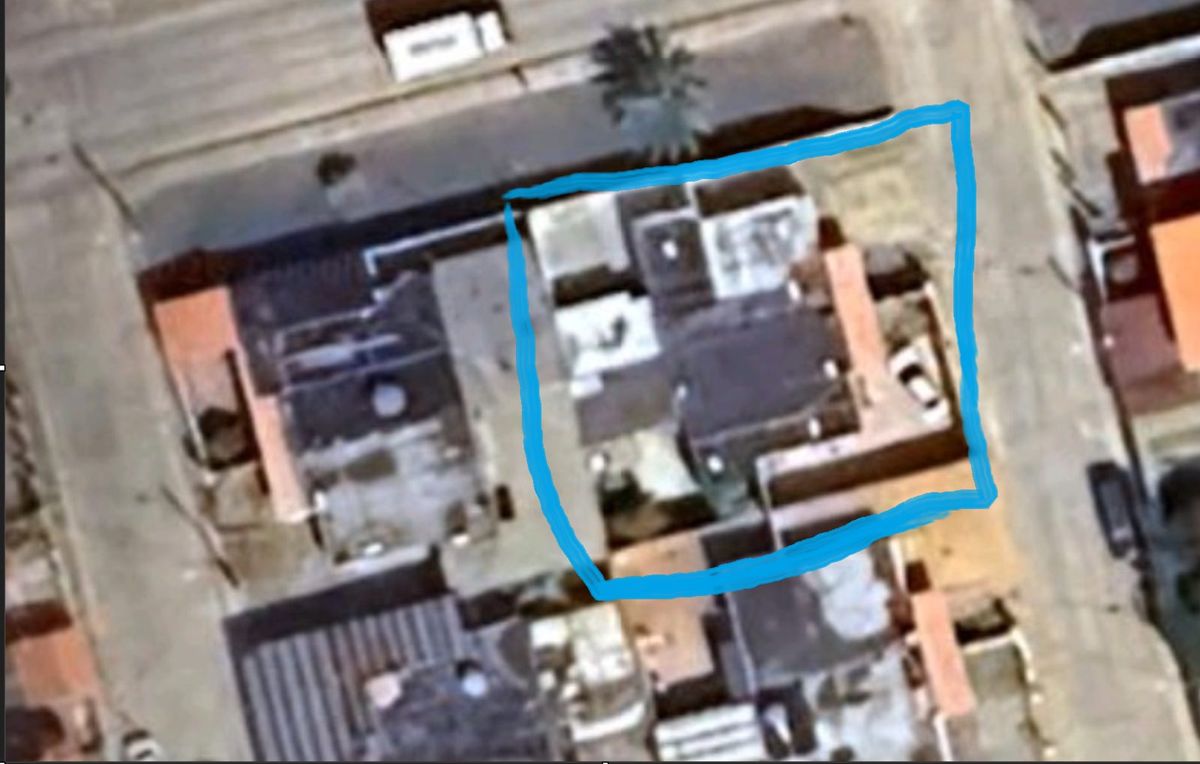 Vista satelital de la casa, con el terreno marcado en azul