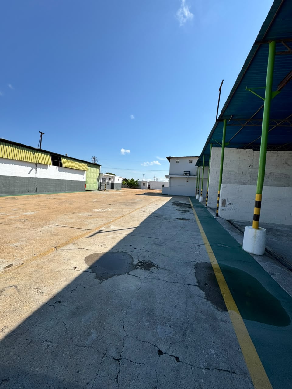 Patio industrial con galpones y áreas operativas en El Tigre